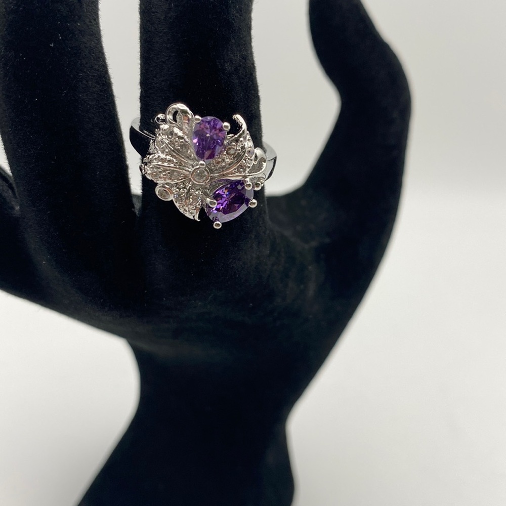 Beautiful Silver Ring w/ Crystals